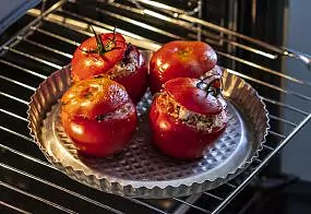 Zapečené plnené paradajky s vôňou leta a mora