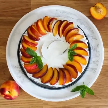 Nepečená piškótová torta s ovocím