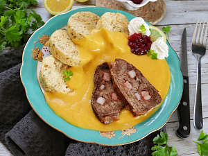 Skvelá sviečková na smotane - tradičný recept od babičky, špikovanie slaninou, recept krok za krokom