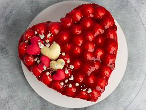 Piškótové srdce na Valentína – nadýchaný a jednoduchý recept so želatínou a jahodami